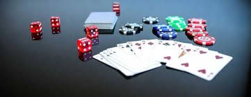 Penonton pertandingan sepak bola Indonesia mengakses sportsbook tajir365 lewat smartphone